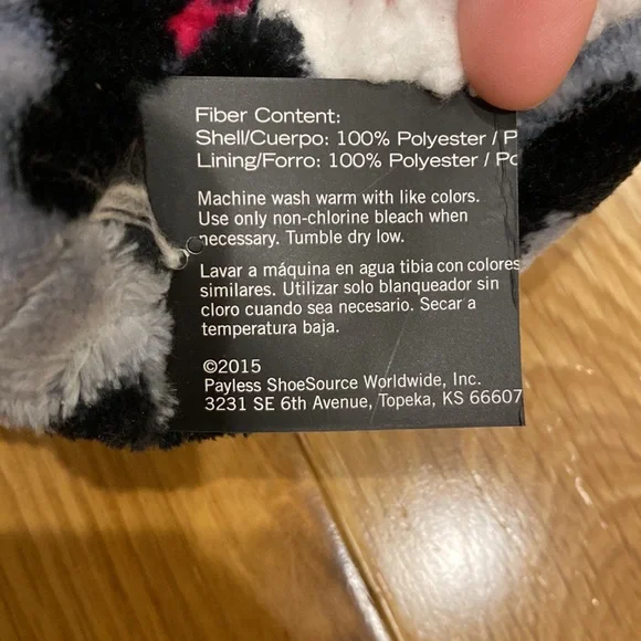 NWT. Womens slippers. Never worn. Size 6-8. - Picture 4 of 6